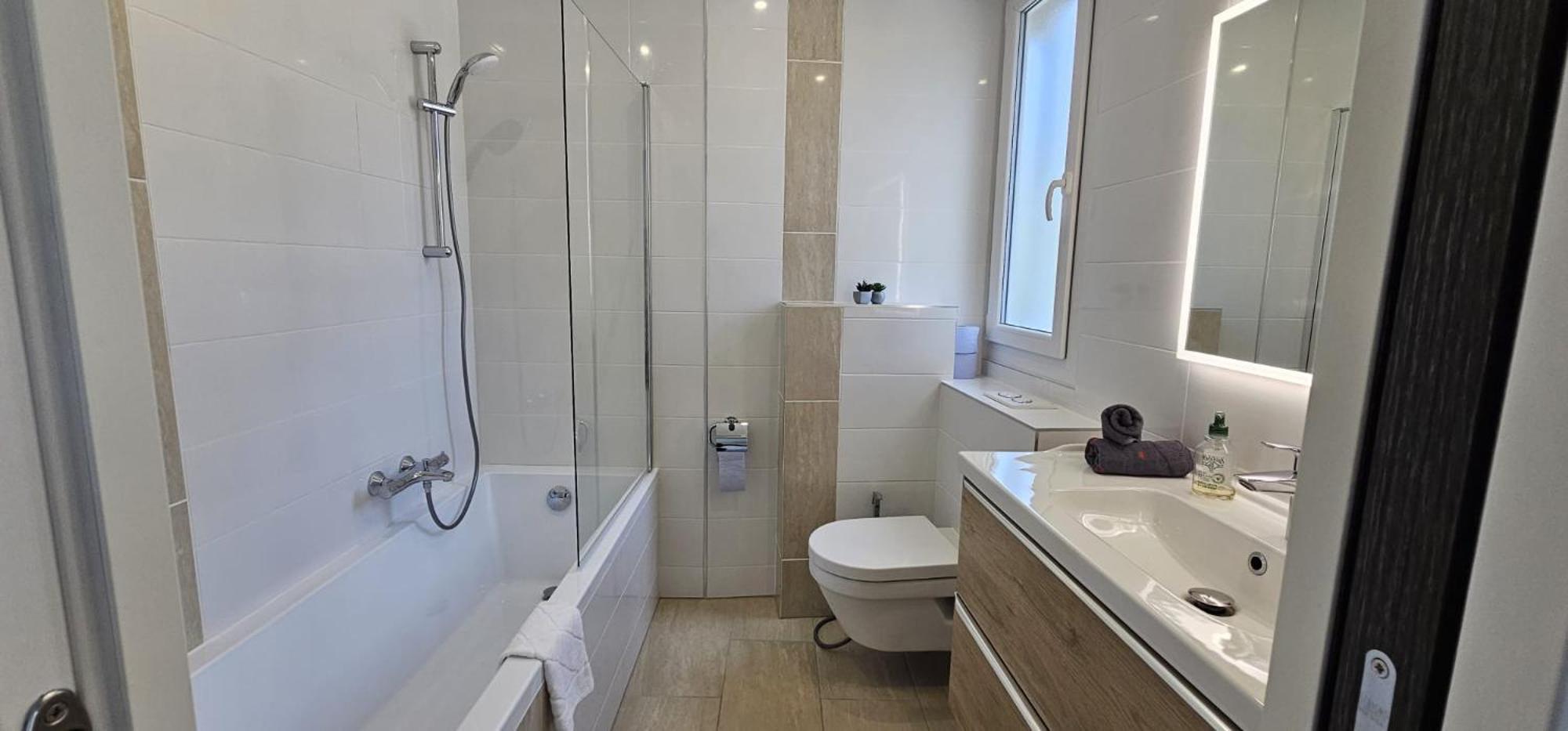 Chambre Parentale , Salle De Bain Privee, Acces Plages & Vue Mer Du Salon Dans Appartement Partage Chez L'Habitant ,, Master Bedroom, Private Bathroom, Beach Access & Sea View Cannes Esterno foto
